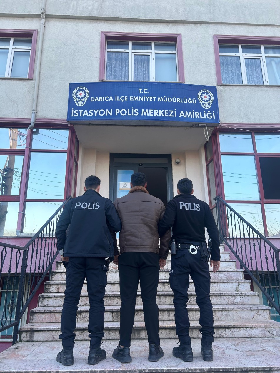 Kocaeli'nin Darıca ilçesinde aralarında husumet bulunan kişiyi hem bıçakla hem de demir sopayla ağır yaralayan...