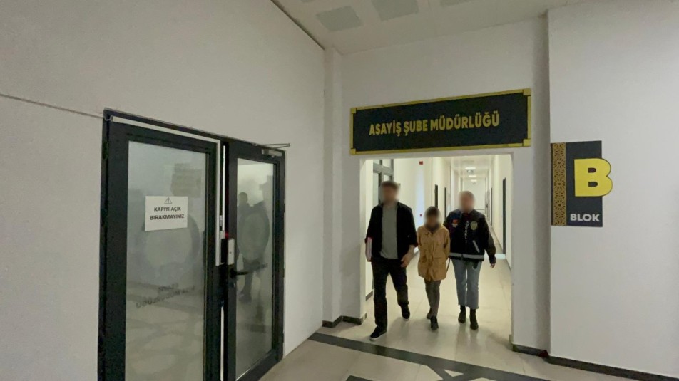 Kocaeli'nin Darıca ilçesinde iki ayrı evden toplam 320 bin TL değerinde ziynet eşya çalan bir...