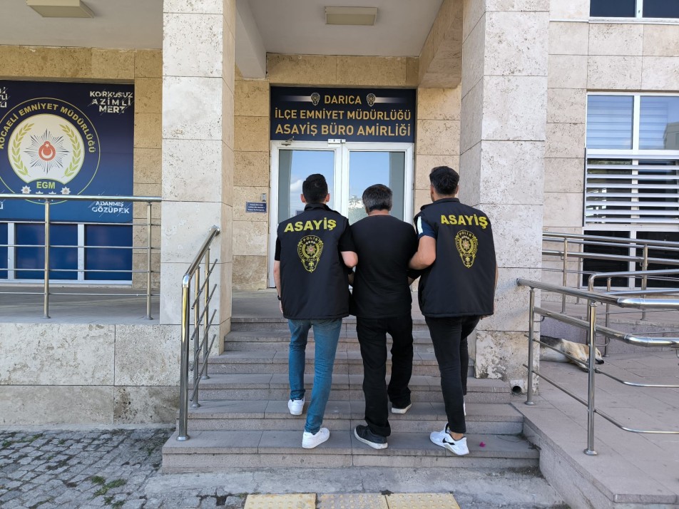 Kocaeli'nin Darıca ilçesinde polis ekiplerinin düzenlediği operasyonla, hakkında kesinleşmiş hapis cezası bulunan 53 yaşındaki İ.A....