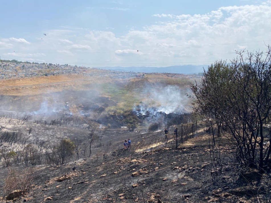 Kocaeli'nin Derince ilçesinde çıkan yangın, havadan ve karadan yürütülen çalışmalarla 2 saatte söndürüldü. 5 ev...