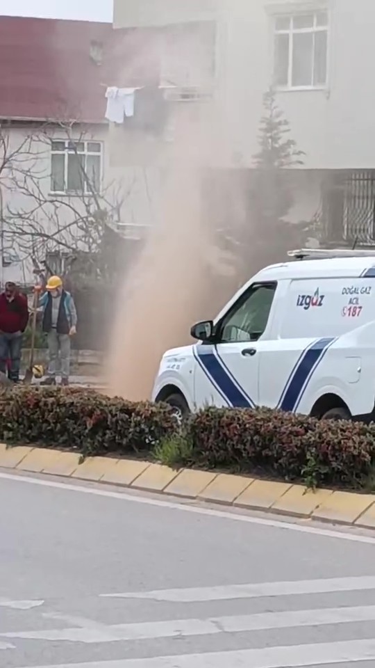 Kocaeli'nin Derince ilçesinde devam eden altyapı çalışmaları sırasında doğalgaz ana hattında meydana gelen hasar, mahallede...