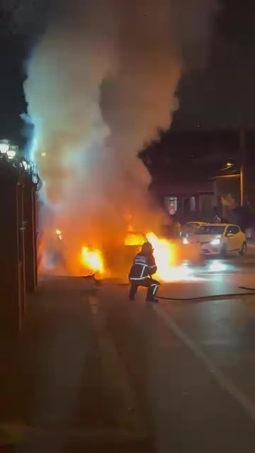 Kocaeli'nin Derince ilçesinde gece yarısı park halindeki bir otomobilde çıkan yangın, saniyeler içinde tüm aracı...