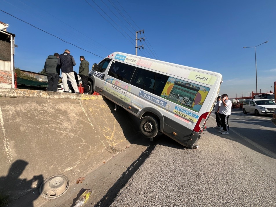 Kocaeli'nin Derince ilçesinde oto yıkamacıda park halindeyken hareket eden minibüs, istinat duvarını aşarak D-100 kara...