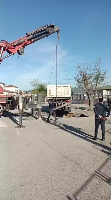 Kocaeli'nin Dilovası ilçesinde bir okul bahçesinde yürütülen çalışma sırasında zeminin çökmesi sonucu kamyon çukura düştü....