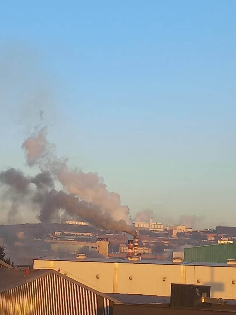 Kocaeli'nin Dilovası ilçesinde faaliyet gösteren bir fabrikanın bacasından sabah saatlerinde yükselen yoğun siyah duman, çevrede...