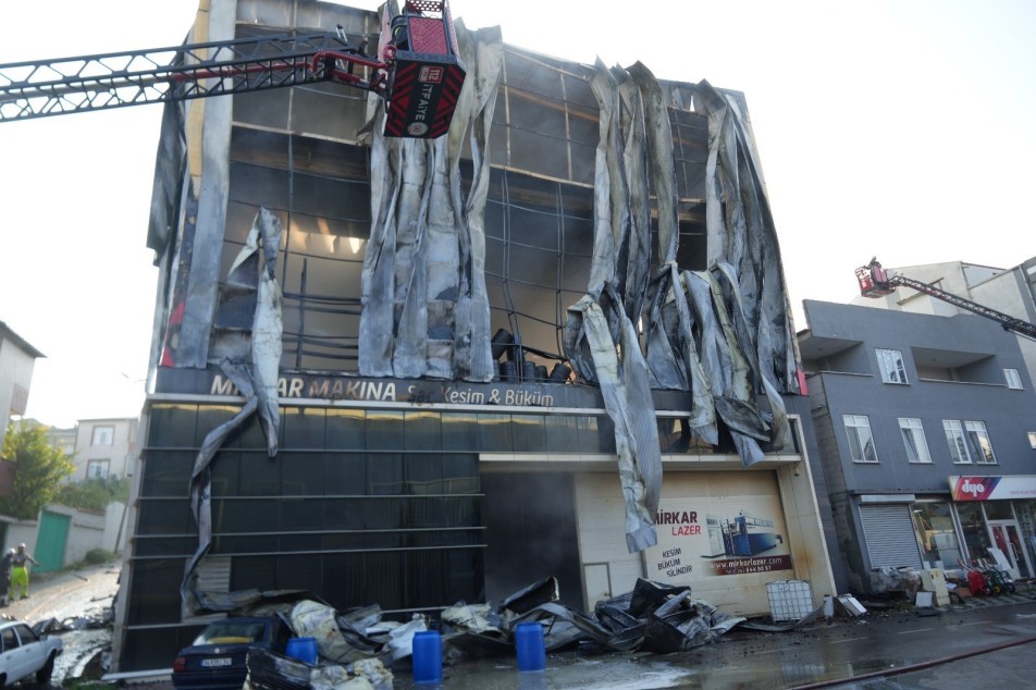 Kocaeli'nin Dilovası ilçesinde parfüm dolum tesisinde 6 kişinin hayatını kaybettiği, 7 kişinin yaralandığı yangına ilişkin...