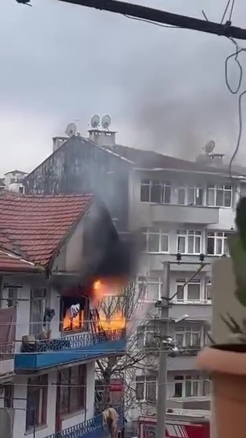 Kocaeli'nin Gölcük ilçesinde 3 katlı bir binanın son katında çıkan yangın, mahalle sakinlerine korku dolu...