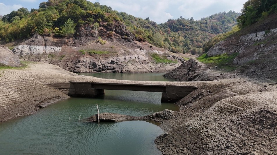 Kocaeli'nin içme suyunu karşılayan Yuvacık Barajı'ndaki doluluk oranı yüzde 31'e düştü. Su seviyesindeki gerileme, baraj...