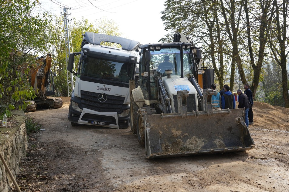 Kocaeli'nin İzmit ilçesinde altyapı çalışmaları sırasında mıcır taşıyan bir kamyonun damperi devrildi. Olayda araçta hasar...