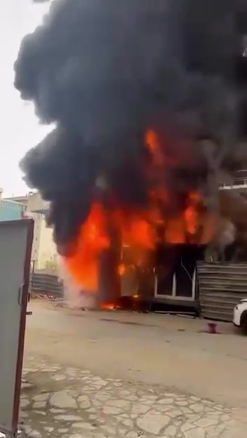 Kocaeli'nin İzmit ilçesinde bir inşaat alanının önünde bulunan işçi konteyneri, bilinmeyen bir nedenle yanarak kullanılamaz...