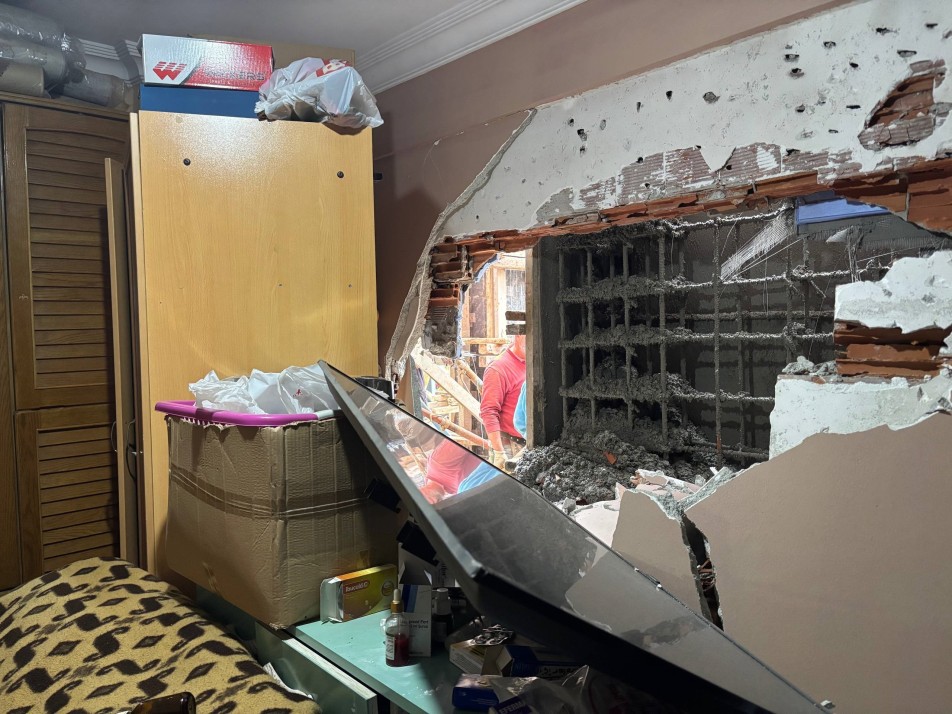 Kocaeli'nin İzmit ilçesinde bir inşaatta yapılan beton dökme çalışması sırasında, bitişikteki 5 katlı apartmanın birinci...