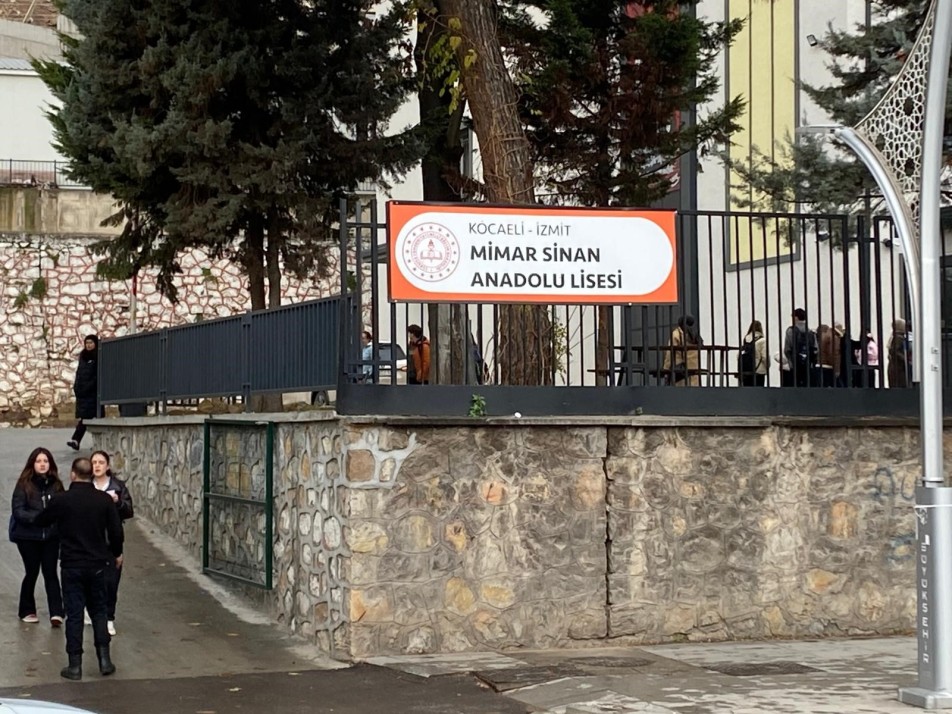 Kocaeli'nin İzmit ilçesinde bir lisede meydana gelen olayda, 15 yaşındaki bir öğrenci okul binasının üçüncü...