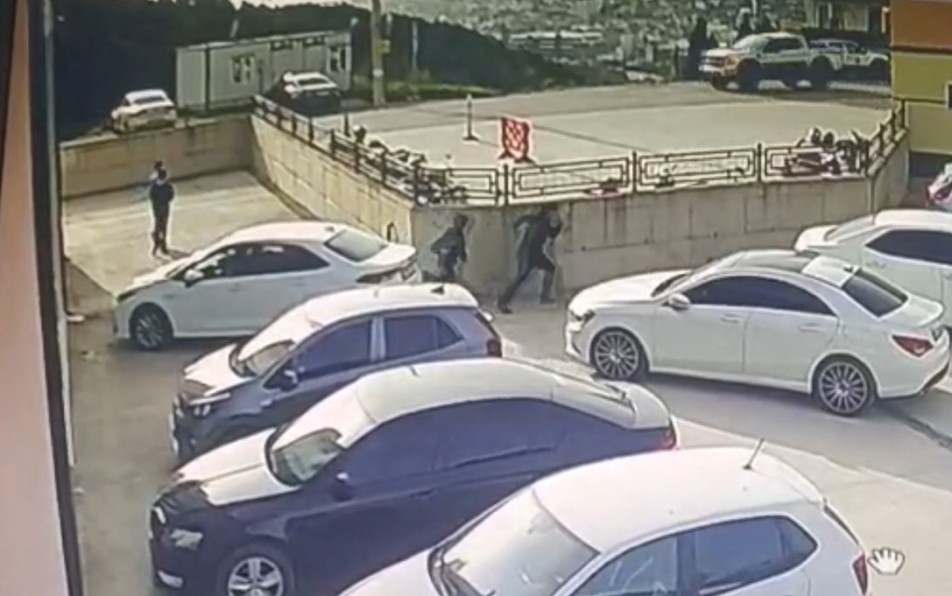 Kocaeli'nin İzmit ilçesinde bir lisenin bahçesine düşen yorgun mermi, park halindeki otomobilin cam tavanını deldi....