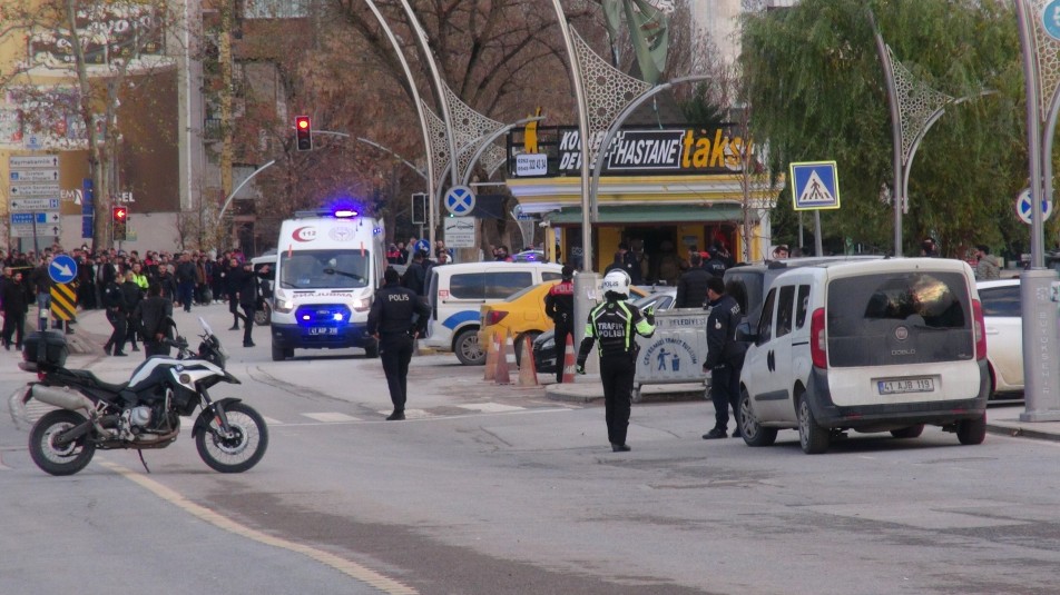 Kocaeli'nin İzmit ilçesinde bir taksi durağında yaşanan silahlı ve bıçaklı olay, çevrede büyük paniğe neden...