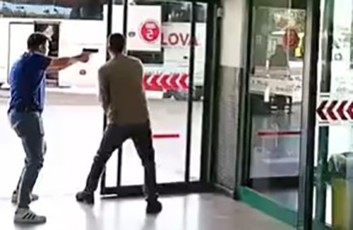 Kocaeli'nin İzmit ilçesinde bulunan şehirlerarası otogarda, bir uzman çavuş henüz bilinmeyen bir nedenle beylik tabancasıyla...