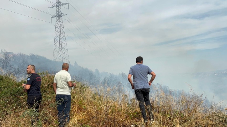 Kocaeli'nin İzmit ilçesinde çıkan orman yangını, ekiplerin havadan ve karadan yoğun çabasıyla kısa sürede kontrol...