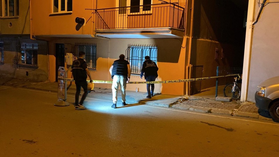 Kocaeli'nin İzmit ilçesinde gece saatlerinde sokak ortasında silahlı saldırıya uğrayan C.İ. bacağından yaralandı. Olay, saat...