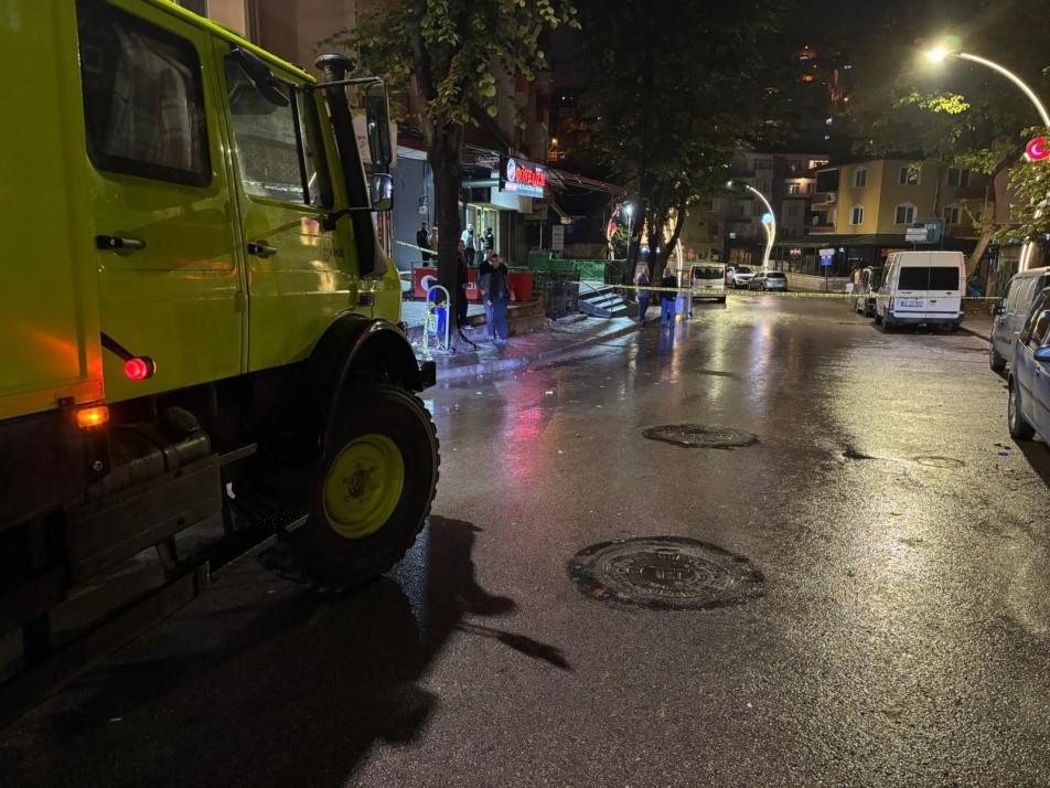Kocaeli'nin İzmit ilçesinde, iddiaya göre elindeki jiletle çevreye rahatsızlık veren bir kişi, tartışma sırasında silahla...