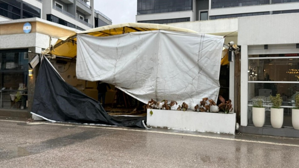 Kocaeli'nin İzmit ilçesinde kimliği belirsiz bir şahıs, gece saatlerinde sessizce yaklaştığı bir kafeyi yanıcı madde...