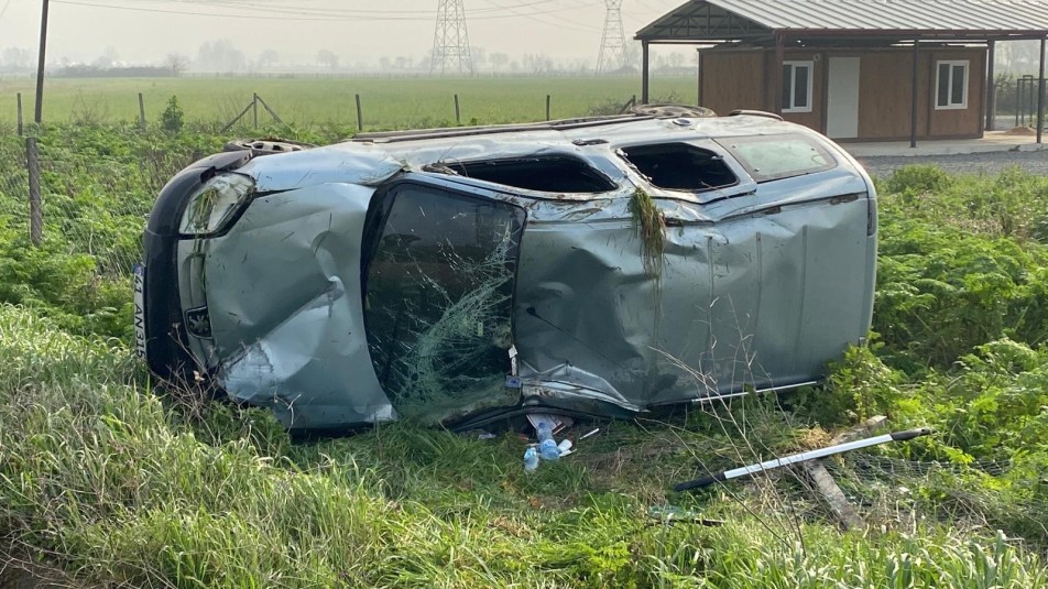 Kocaeli'nin Kartepe ilçesinde sürücüsünün direksiyon hakimiyetini kaybettiği hafif ticari araç, yoldan çıkarak tarlaya savruldu. Takla...