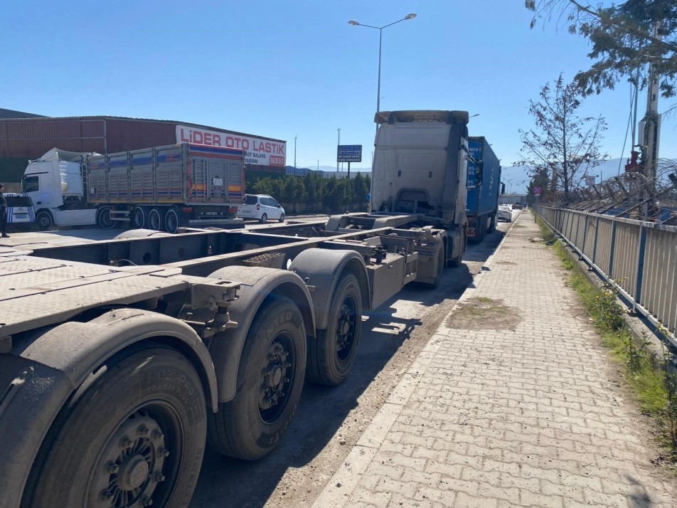 Kocaeli'nin Körfez ilçesinde meydana gelen trajik kazada, aracının kilitlerini kontrol etmek için aşağı inen tır...