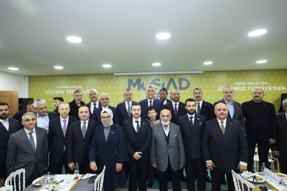 Kocaeli'nin ve Türkiye'nin ekonomi lokomotifi Gebze, ihracat şampiyonlarını gurur dolu bir törenle ödüllendirdi. Ticaret Bakanı...