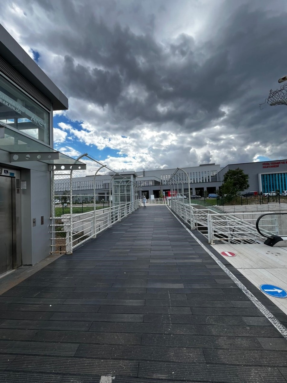 Kocaeli Şehir Hastanesi'ndeki üst geçitte yürütülen bakım çalışmaları tamamlandı. Yapılan tadilatla hem güvenlik hem de...