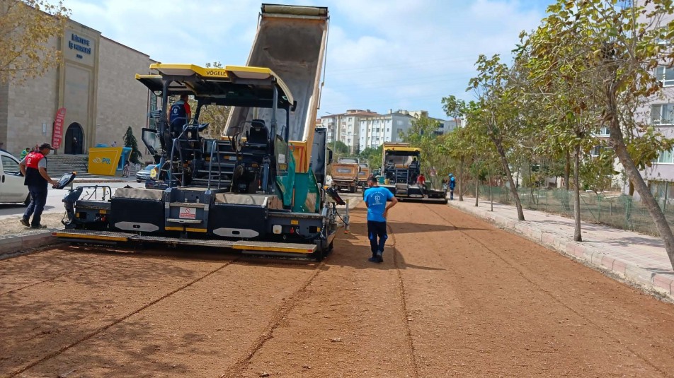 Körfez ilçesinin yoğun trafiğe sahip yollarından biri olan Alparslan Bulvarı, yapılan asfalt çalışmasıyla yenilenerek sürücüler...