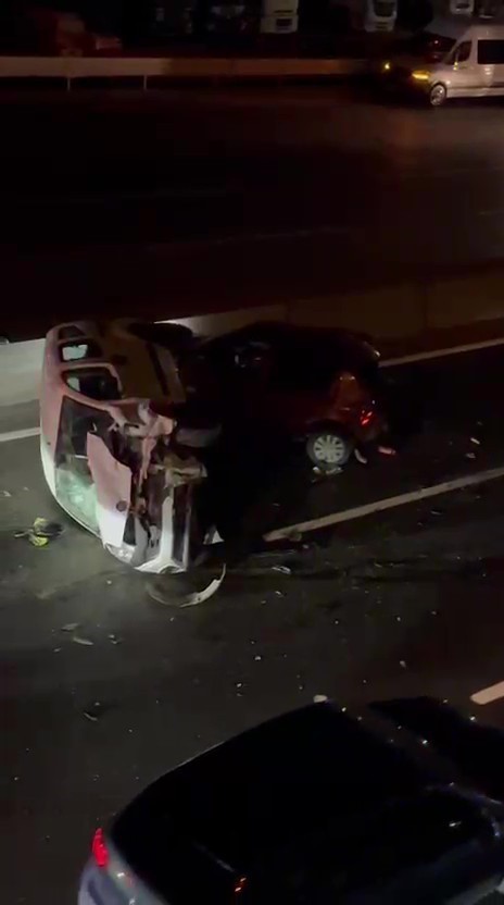 Lastiği patlayan otomobile çarpan hafif ticari araç yan devrilirken, araçtaki iki çocuk yaralanarak hastaneye kaldırıldı....