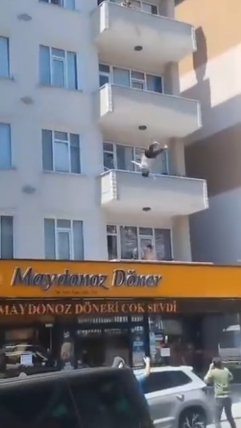 Mert Gürenç Kocaeli’nin Çayırova ilçesinde 4. kattan atlayarak intihar girişiminde bulunan kadın, sundurmasının üzerine düşerek...