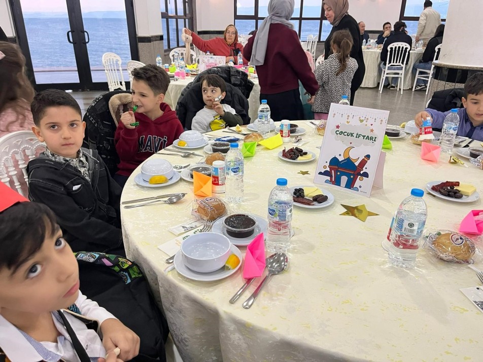 Milli futbolcu Merih Demiral, yeşil sahalardaki başarısının yanı sıra vefasıyla da memleketi Kocaeli'nin gönlünü fethetti....