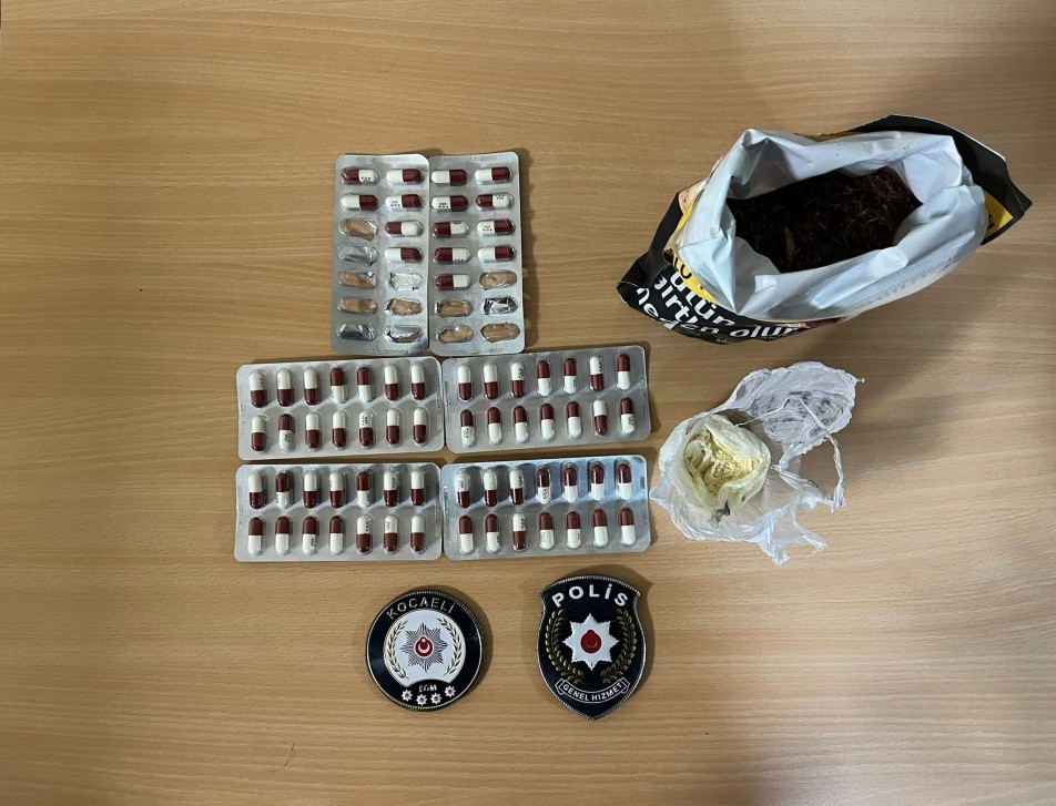 Polis ekiplerinin İzmit'te gerçekleştirdiği denetimde, durdurulan 3 kişinin üst ve eşyalarında yapılan aramalarda toplam 120,14...