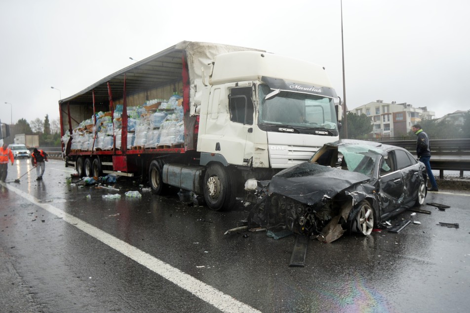 TEM’de 6 Araçlı Zincirleme Kaza: İçme Suları Yola Saçıldı, İstanbul Yönü Kilitlendi
