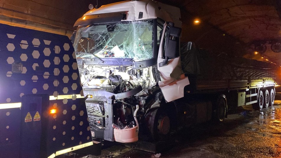 TEM Tünelinde Zincirleme Kaza: Tır Sürücüsü Kabinde Sıkıştı