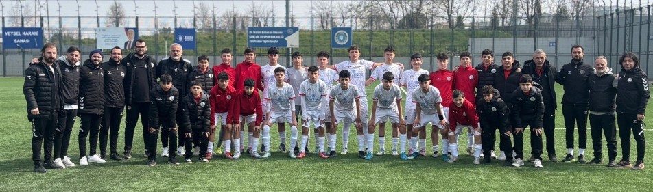 U14 Türkiye Futbol Şampiyonası'nda fırtına gibi esen Körfez Gençlerbirliği, birinci kademeyi şampiyon tamamlayarak adını son...