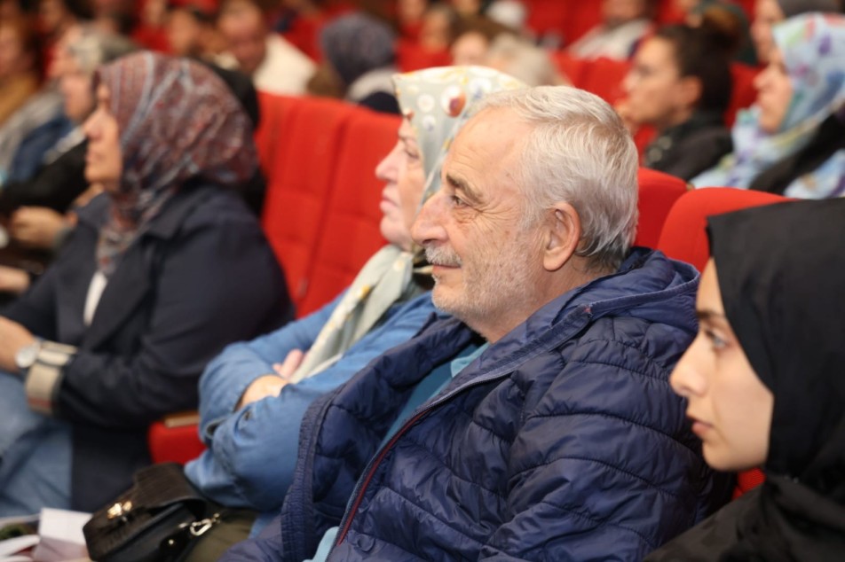 Uluslararası 15. Kocaeli Kitap Fuarı'nda gerçekleştirilen söyleşide yazar Ayşe Tolga, son kitabı 