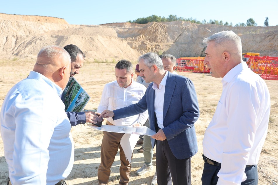 Uzun süredir tamamlanması beklenen Çayırova Devlet Hastanesi Projesi'nde çalışmalar tekrar hız kazandı. Belediye Başkanı Bünyamin...