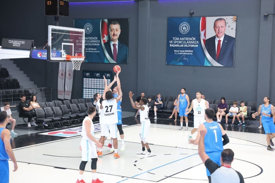 Yeni sezon öncesi sahasında Balıkesir Büyükşehir Belediyespor'u ağırlayan Çayırova Belediyesi, 89-66'lık skorla hazırlık maçını kazandı....