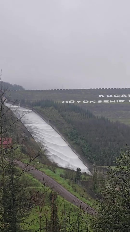 Yağışlar Yuvacık Barajı’nı Doldurdu, Tahliye Kapakları Açıldı