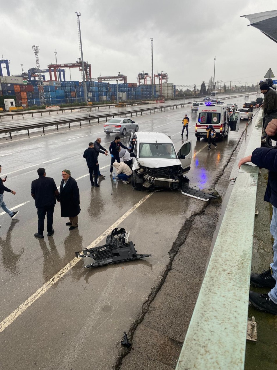 Körfez'de Yağış Kazayı Beraberinde Getirdi: D-100'de Zincirleme Kaza