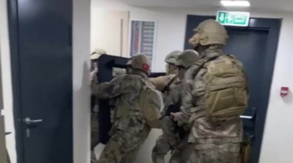 İzmit’te Sahte Avukat Kimliğiyle Yakalanan Firari Tutuklandı