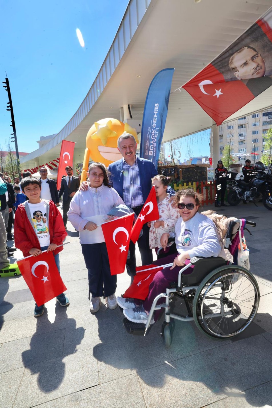 Milli İrade Meydanı’nda 23 Nisan Coşkusu: Başkan Büyükakın’a Çocuklardan Sevgi Seli