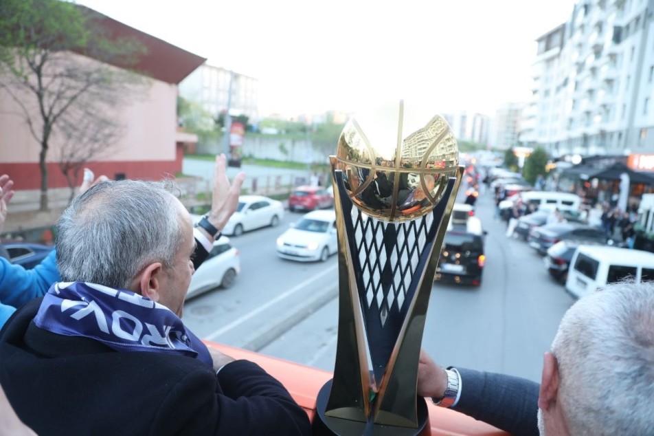 Çayırova Belediyesi Basketbol Takımı 5 Yılda 5 Kupa ile Süper Lig’e Merhaba Dedi