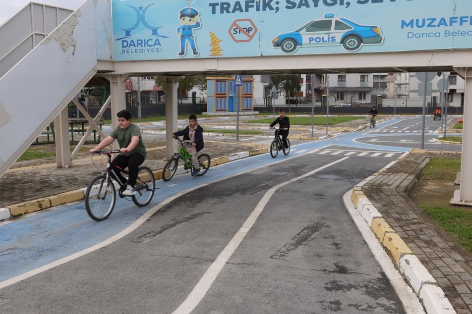 Darıca’da Geleceğin Sürücüleri Yetişiyor: Çocuklar Trafik Kurallarını Sahada Öğreniyor