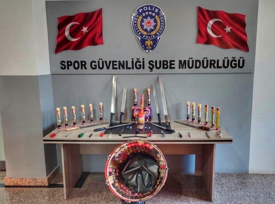 Deplasman Otobüsünde Davul İçine Gizlenmiş Meşaleler Ele Geçirildi