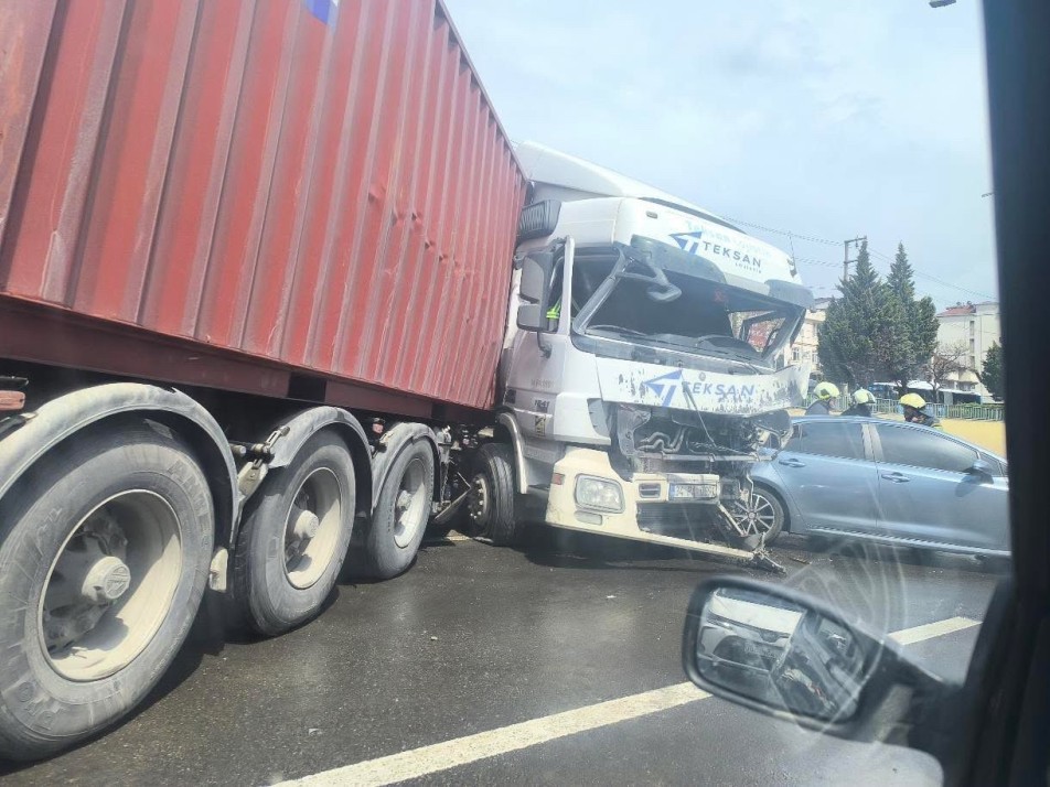 Derince’de D-100’de Korkutan Kaza: Tır Makaslayıp Karşı Şeride Geçti