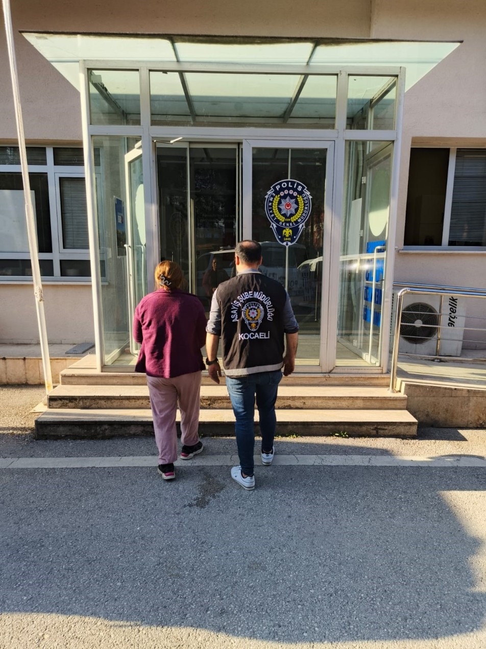 26 Yıl Hapis Cezası Bulunan Firari Kadın Duvarın İçindeki Gizli Bölmede Yakalandı