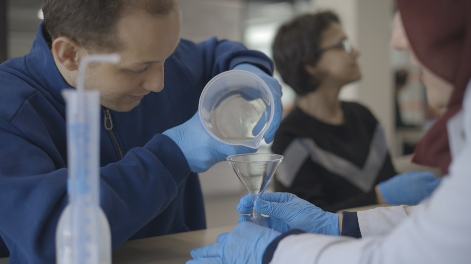 Üretimin Kimyası Sevgiyle Buluştu: Gençler ve Özel Bireylerden Sakız Kokulu İş Birliği