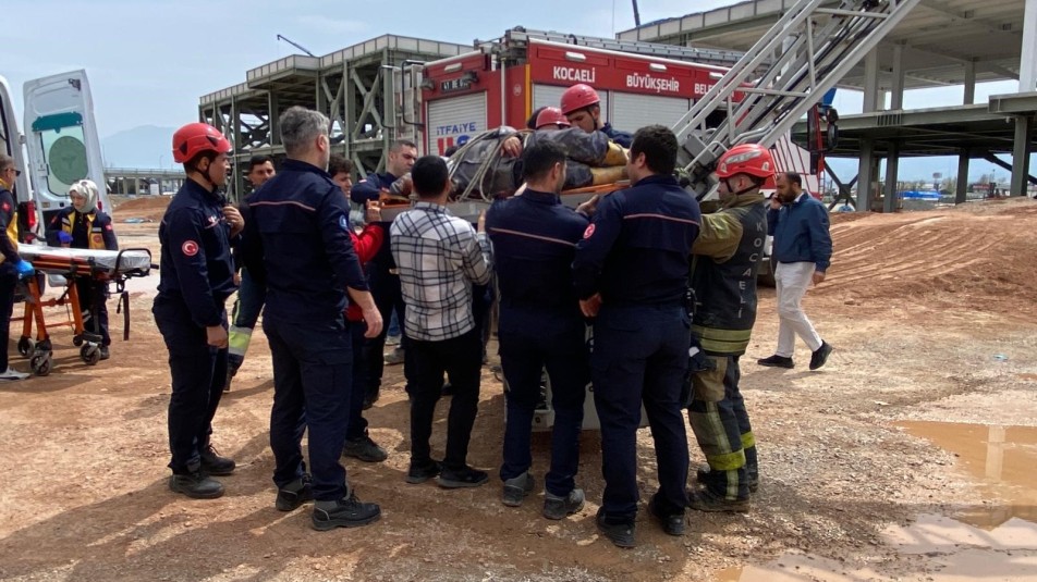 İzmit’te İnşaatta İş Kazası: Perdah Makinesi Çarpan İşçi Ağır Yaralandı