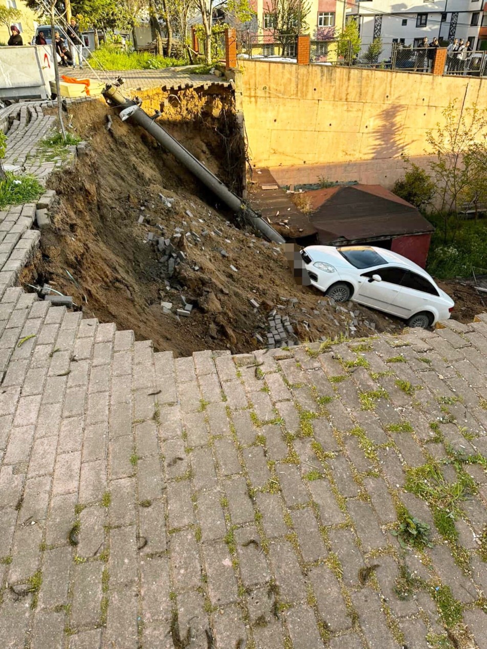 Çayırova’da İstinat Duvarı Çöktü: Otomobil Okul Bahçesine Uçtu